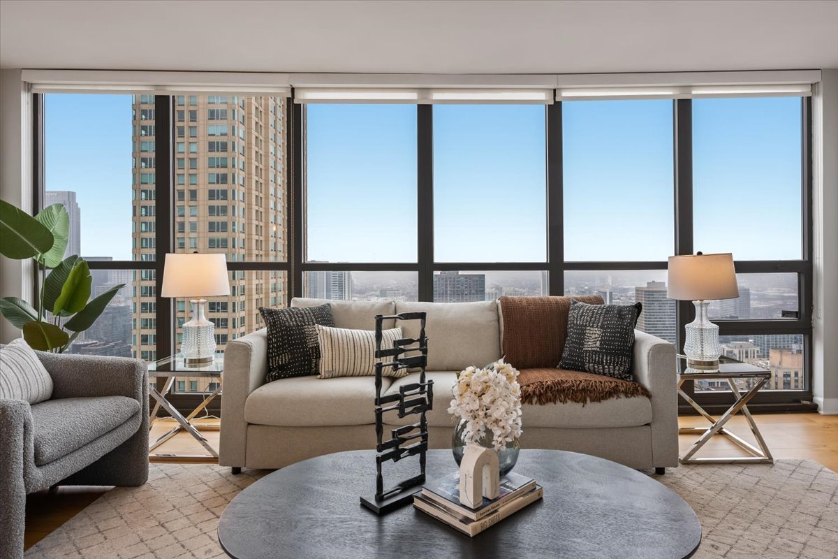 10 E Ontario Street 4404