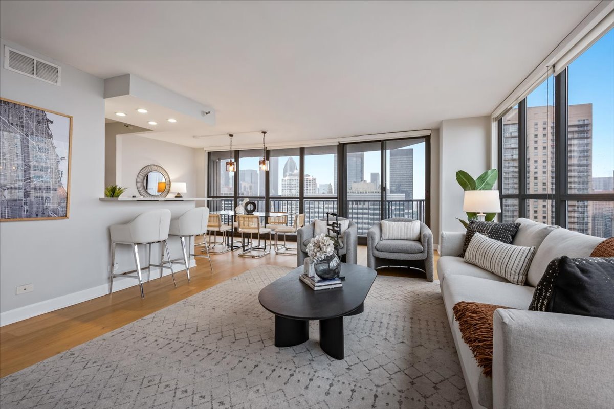 10 E Ontario Street 4404