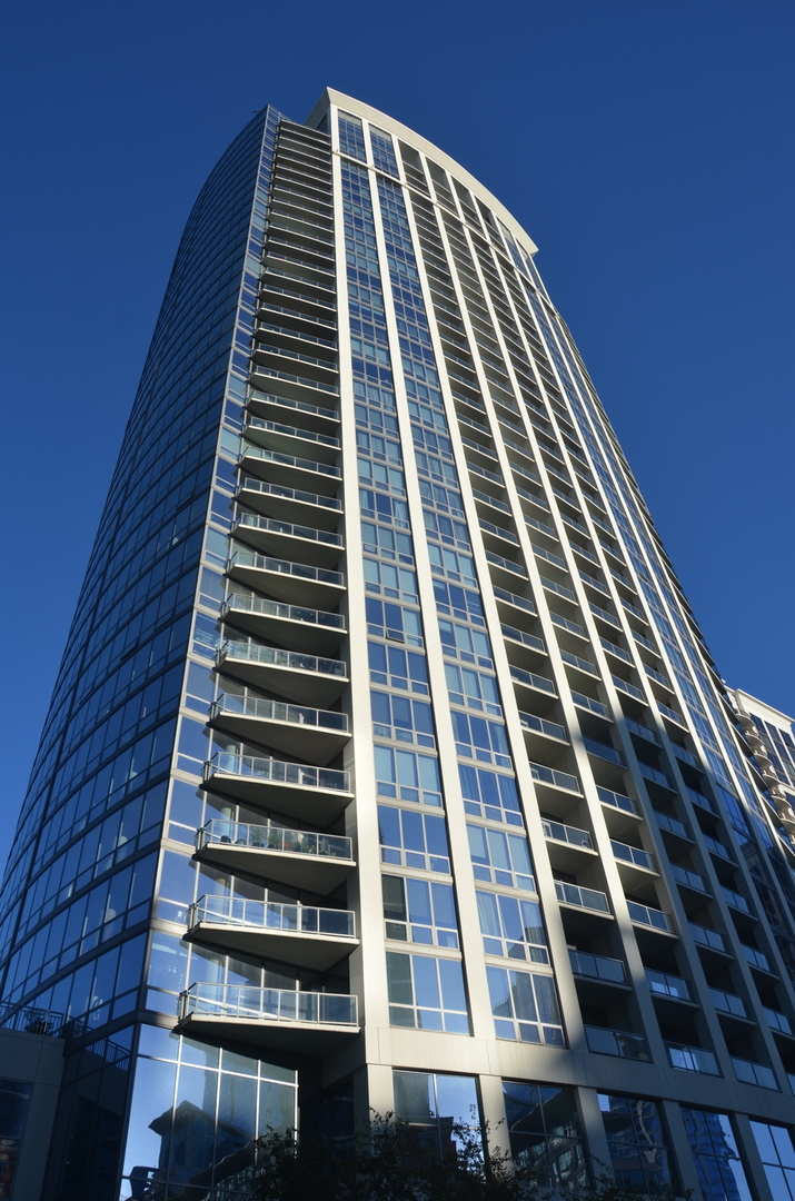 1235 S PRAIRIE Avenue 3206