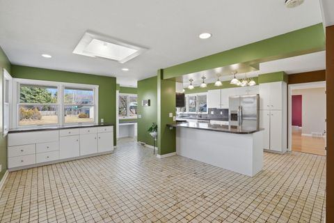 Tiny photo for 4 Estate Court, Bettendorf, IA 52722 (MLS # 12588725)