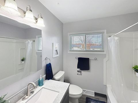 Tiny photo for 1336 W 38TH Place, Davenport, IA 52806 (MLS # QC4269677)