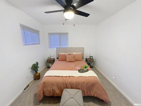 Tiny photo for 1336 W 38TH Place, Davenport, IA 52806 (MLS # QC4269677)