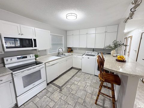 Tiny photo for 1336 W 38TH Place, Davenport, IA 52806 (MLS # QC4269677)