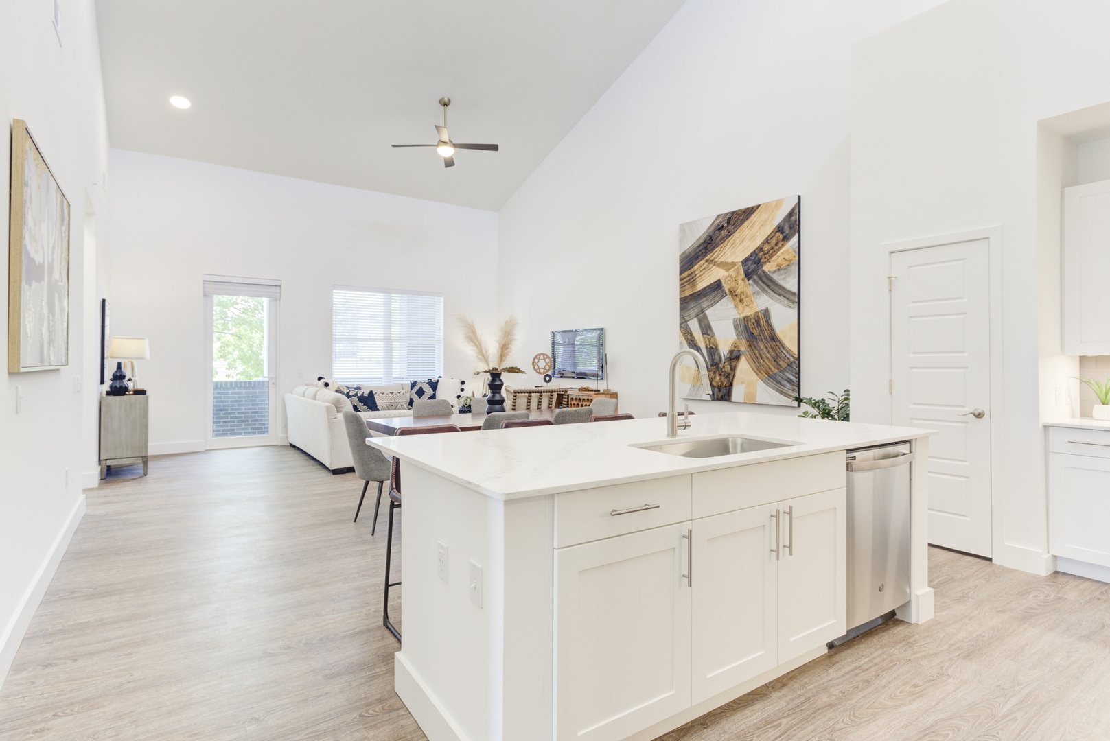 555 Lakeview Parkway