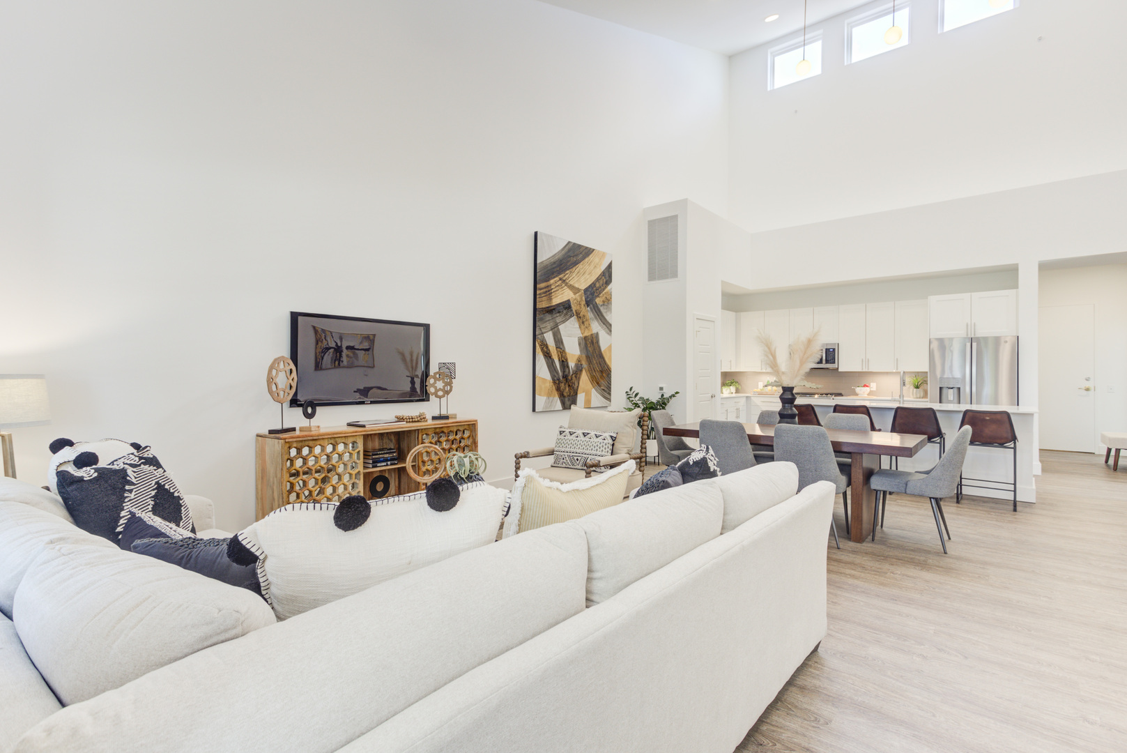 555 Lakeview Parkway