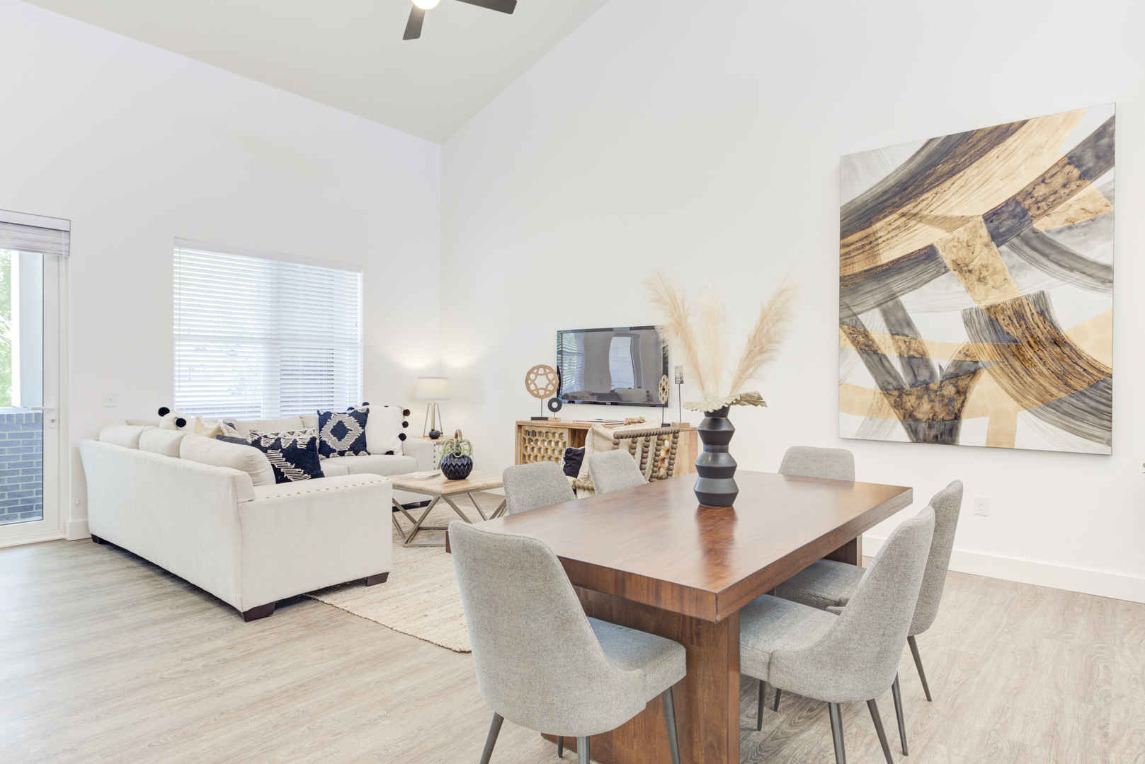 555 Lakeview Parkway