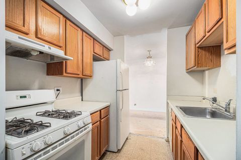 Tiny photo for 10 Oak Creek Drive #1020, Buffalo Grove, IL 60089 (MLS # 12532099)