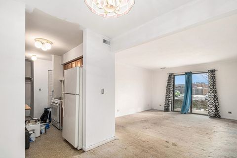 Tiny photo for 10 Oak Creek Drive #1020, Buffalo Grove, IL 60089 (MLS # 12532099)