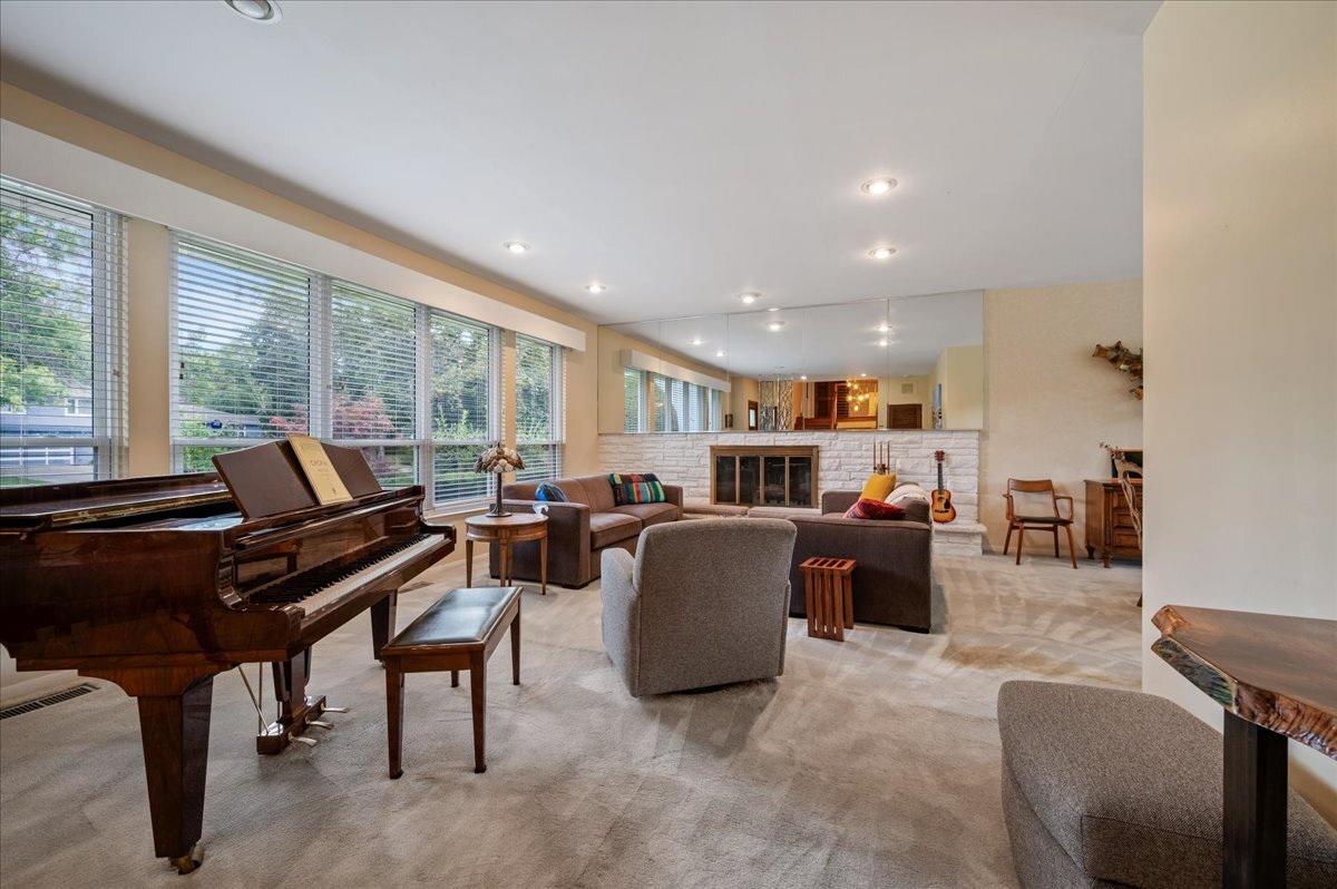746 Woodridge Lane