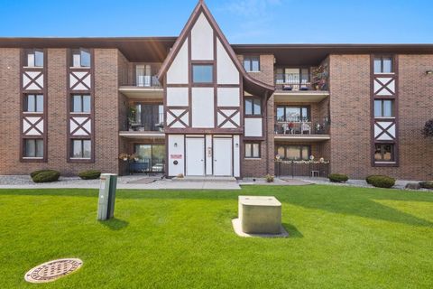 Tiny photo for 10531 S Roberts Road S #2D, Palos Hills, IL 60465 (MLS # 12512308)