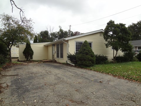 Photo of 423 Blackhawk Avenue, Carpentersville, IL 60110 (MLS # 12787849)