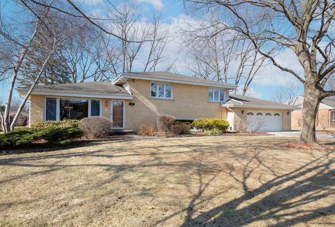 Tiny photo for 570 Woodview Avenue, Elk Grove Village, IL 60007 (MLS # 12569038)