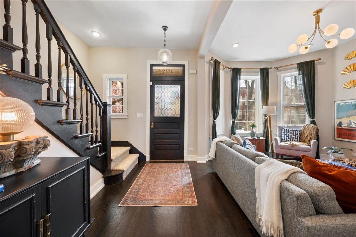 2710 N Sacramento Avenue