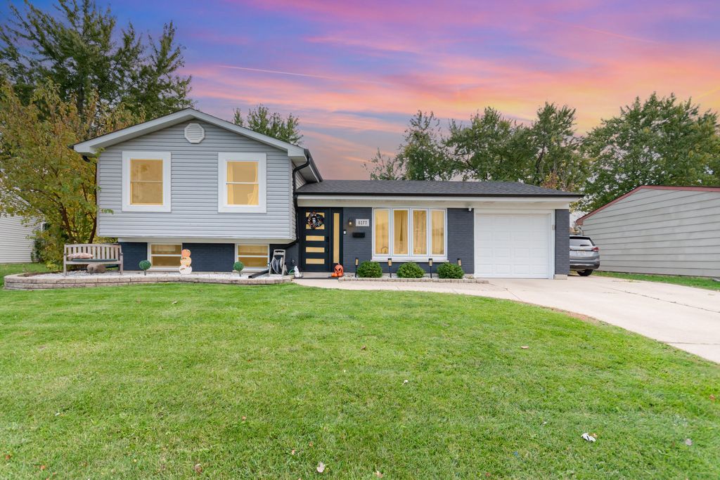 Photo for 8177 Northway Drive, Hanover Park, IL 60133 (MLS # 12507742)