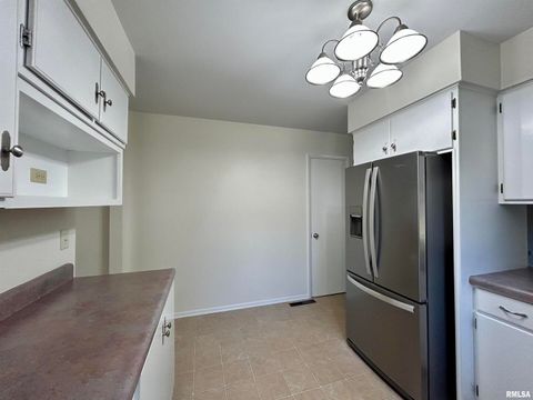 Tiny photo for 611 S TERRACE Drive, Carbondale, IL 62901 (MLS # EB459929)