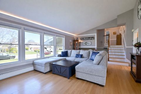 Tiny photo for 1303 E Ironwood Drive, Mount Prospect, IL 60056 (MLS # 12606155)