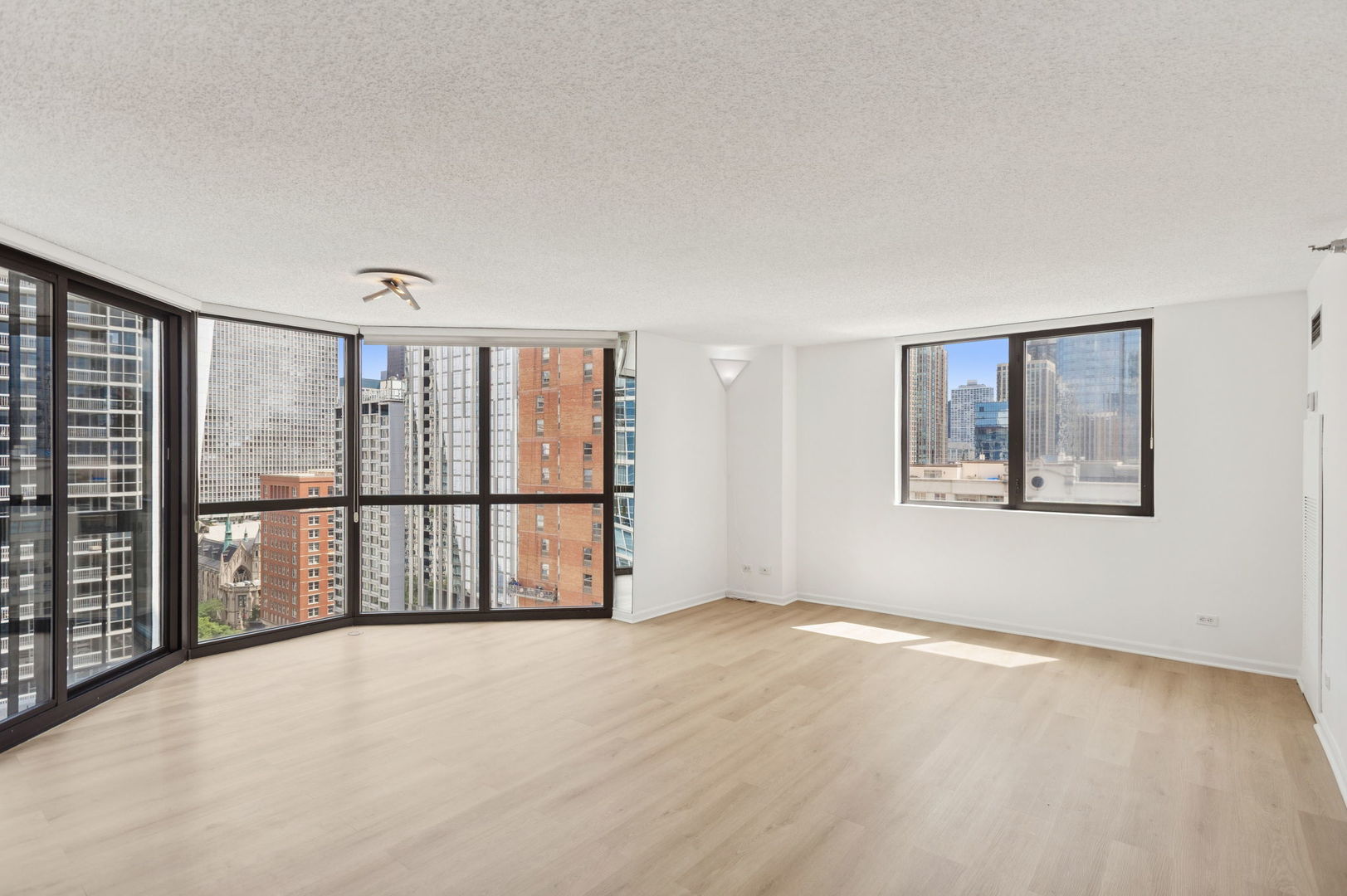 33 W Delaware Place 21A