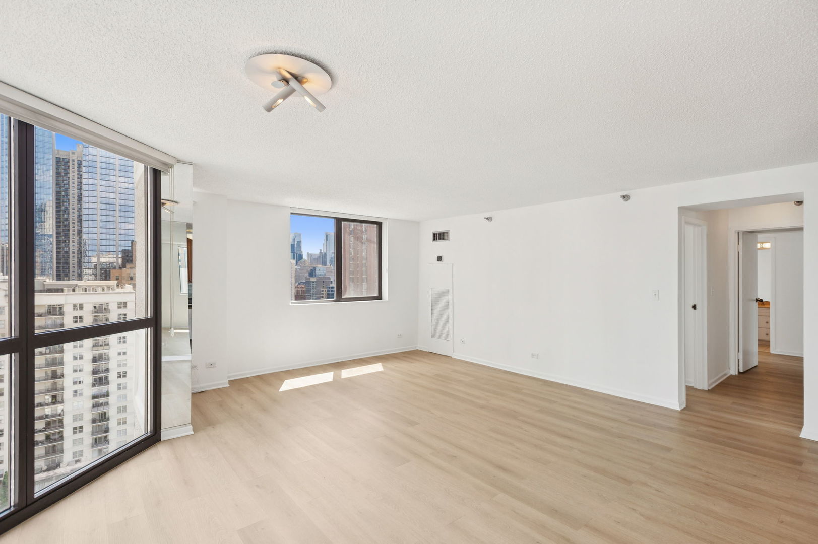 33 W Delaware Place 21A
