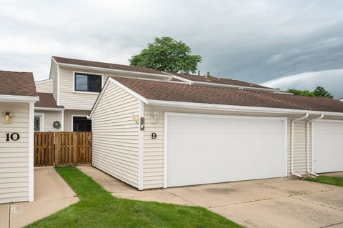 Photo of 9 Wake Robin Court, Woodridge, IL 60517 (MLS # 12598448)