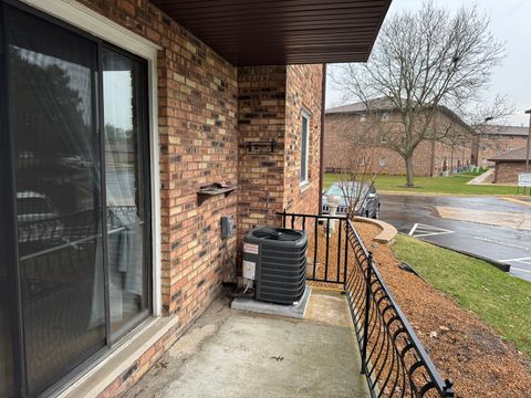 Tiny photo for 344 Sheridan Drive #1C, Willowbrook, IL 60527 (MLS # 12609523)