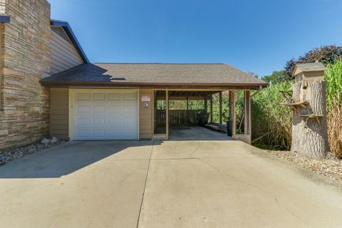 Tiny photo for 1615 S Roosevelt Avenue, Bloomington, IL 61701 (MLS # 12474861)