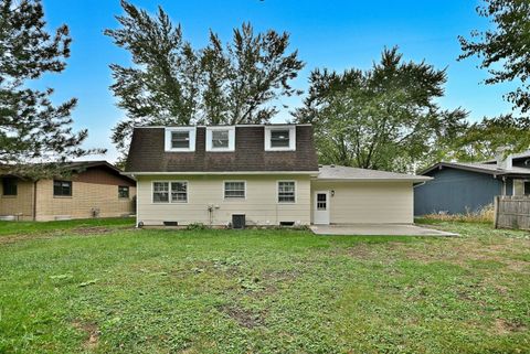 Tiny photo for 418 Surrey Lane, Lindenhurst, IL 60046 (MLS # 12521013)