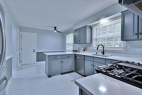 Tiny photo for 418 Surrey Lane, Lindenhurst, IL 60046 (MLS # 12521013)