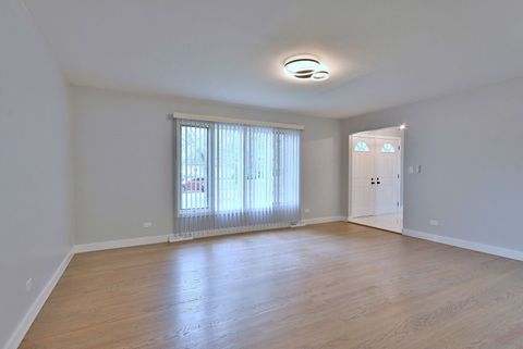 Tiny photo for 418 Surrey Lane, Lindenhurst, IL 60046 (MLS # 12521013)