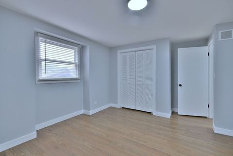 Tiny photo for 418 Surrey Lane, Lindenhurst, IL 60046 (MLS # 12521013)