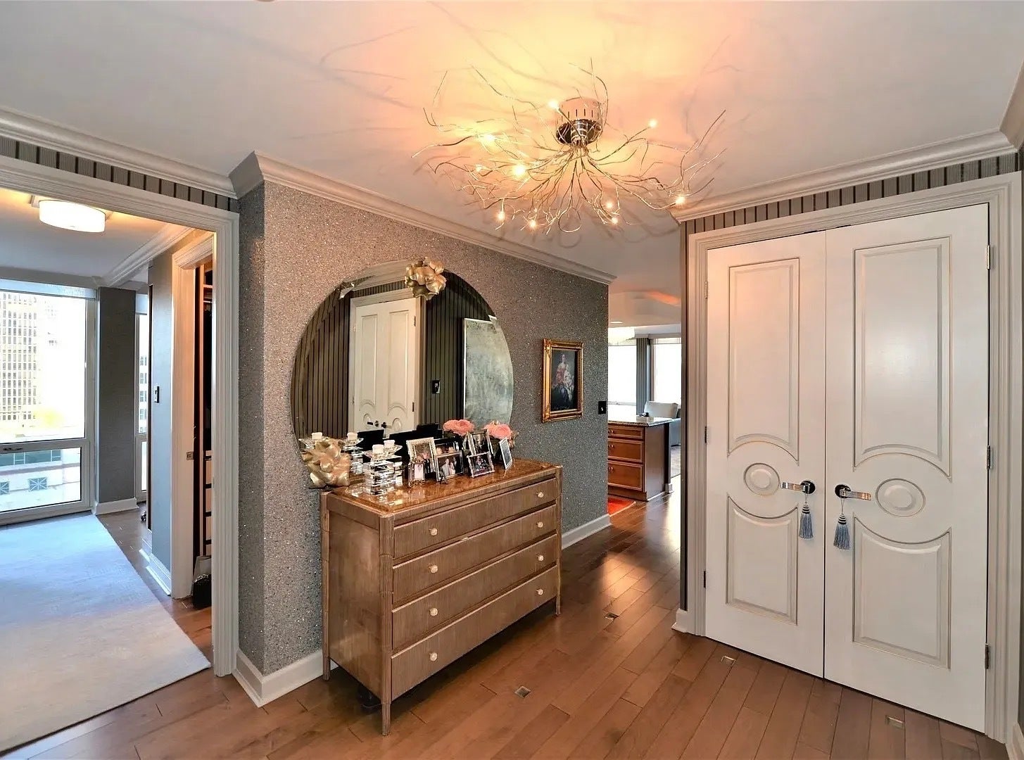 111 E Chestnut Street 22A