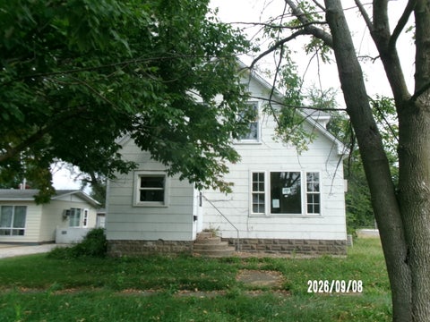 Photo of 402 W Chestnut Street, Hoopeston, IL 60942 (MLS # 12760927)