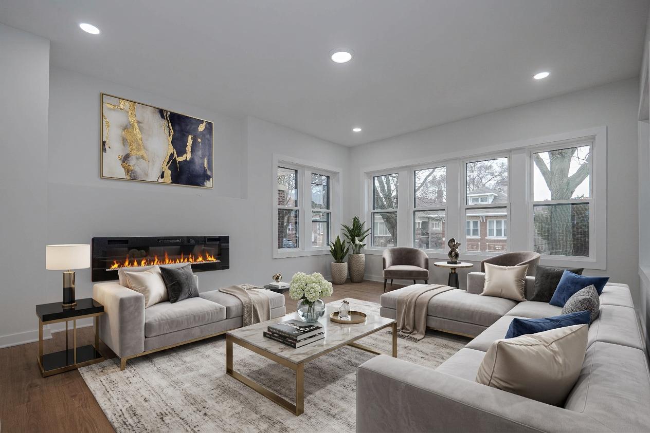 8137 S Loomis Boulevard