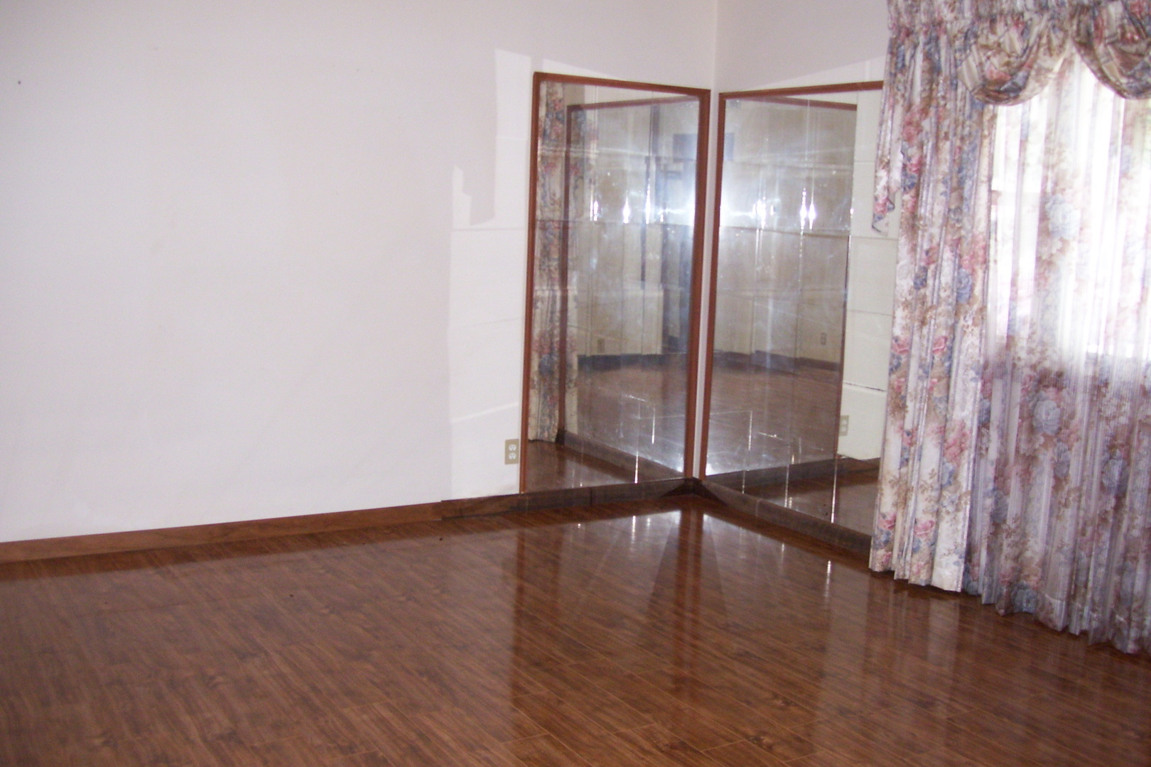 800 ROSELYN Drive