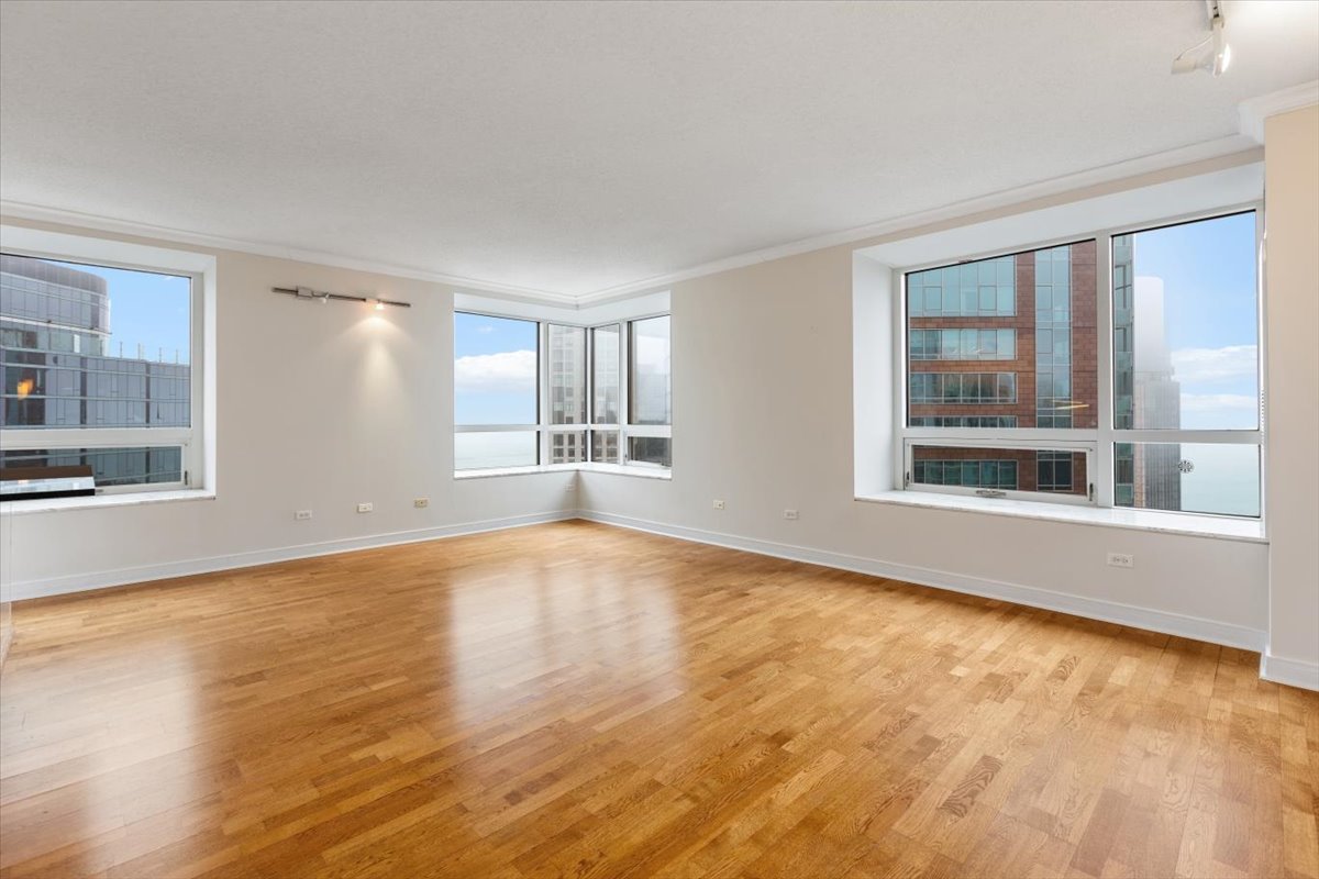 512 N McClurg Court 3904