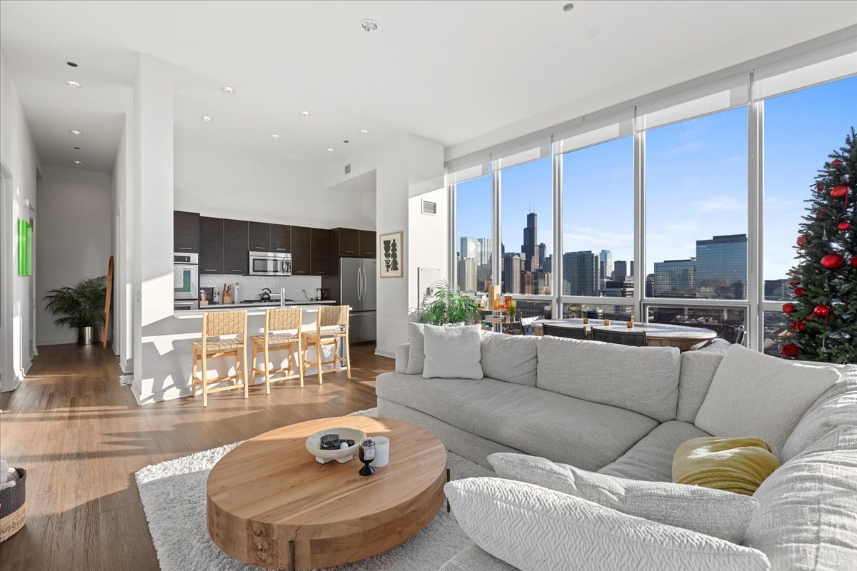 910 W Huron Street 1401