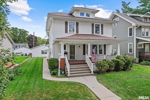 Photo of 2707 GRAND Avenue, Davenport, IA 52803 (MLS # QC4266891)