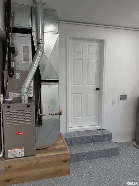 Tiny photo for 924 N ALMOND Street, Carbondale, IL 62901 (MLS # EB459500)