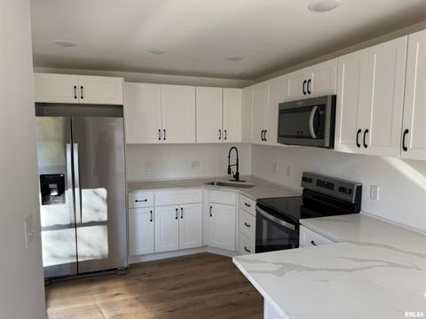 Tiny photo for 924 N ALMOND Street, Carbondale, IL 62901 (MLS # EB459500)