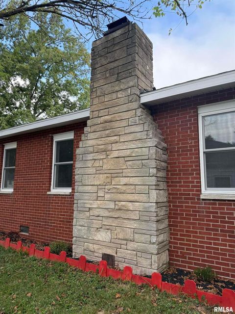 Tiny photo for 924 N ALMOND Street, Carbondale, IL 62901 (MLS # EB459500)