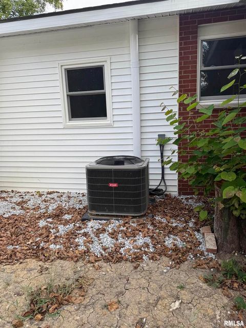 Tiny photo for 924 N ALMOND Street, Carbondale, IL 62901 (MLS # EB459500)