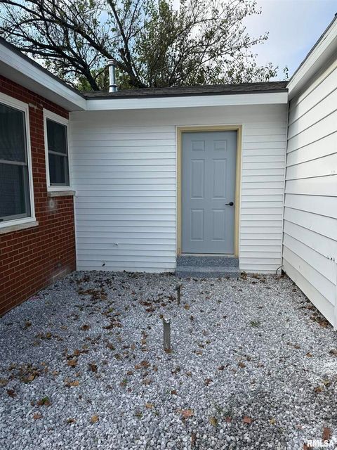 Tiny photo for 924 N ALMOND Street, Carbondale, IL 62901 (MLS # EB459500)