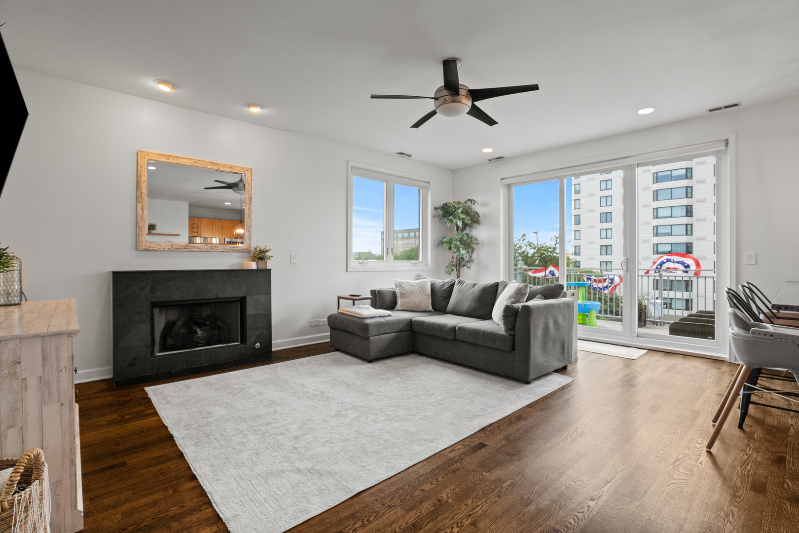 2058 N Western Avenue 403