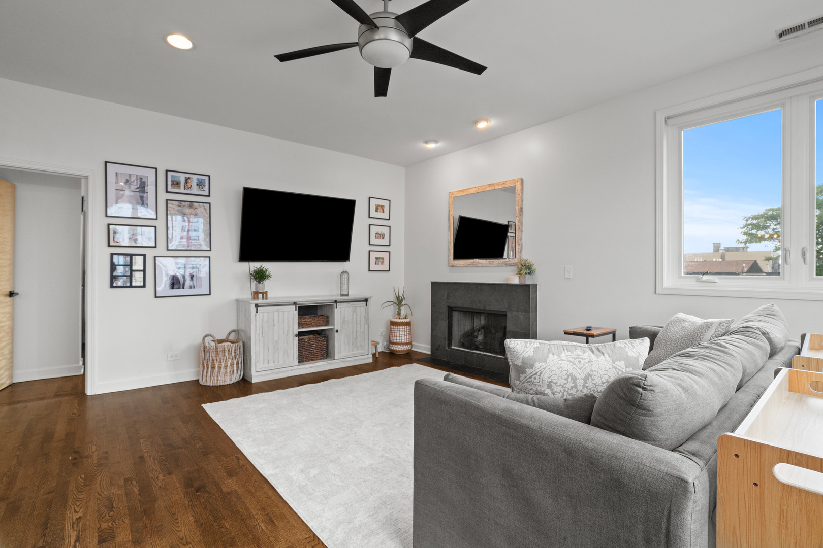 2058 N Western Avenue 403