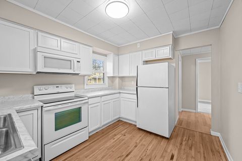 Tiny photo for 402 E Pleasant Street, Davenport, IA 52803 (MLS # 12614046)