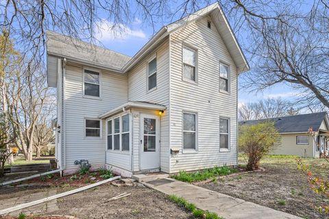 Photo of 402 E Pleasant Street, Davenport, IA 52803 (MLS # 12614046)