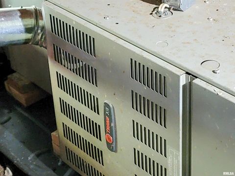 Tiny photo for 216 E 3RD Street, Flora, IL 62839 (MLS # EB460093)