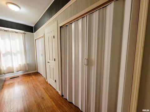 Tiny photo for 216 E 3RD Street, Flora, IL 62839 (MLS # EB460093)