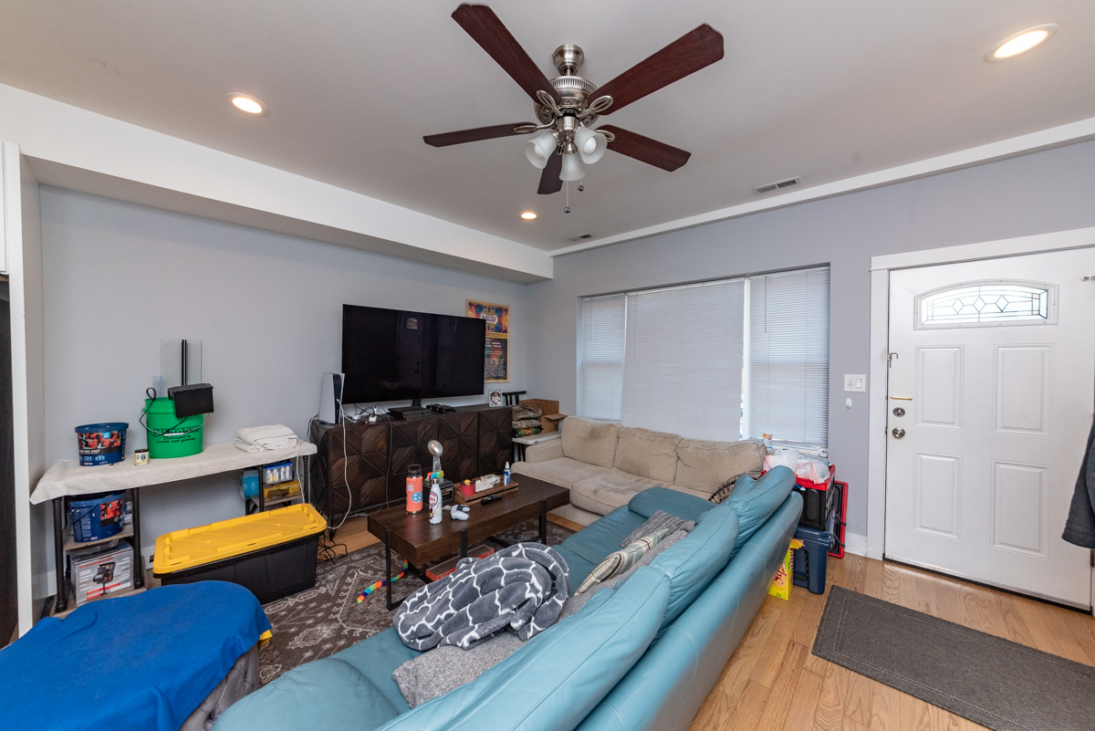 2437 N Ashland Avenue 1F