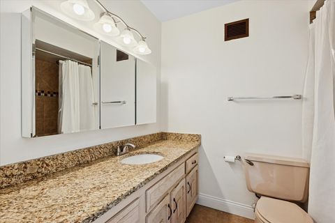 Tiny photo for 40 N Tower Road #8F, Oak Brook, IL 60523 (MLS # 12585112)