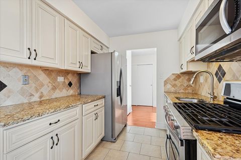 Tiny photo for 40 N Tower Road #8F, Oak Brook, IL 60523 (MLS # 12585112)